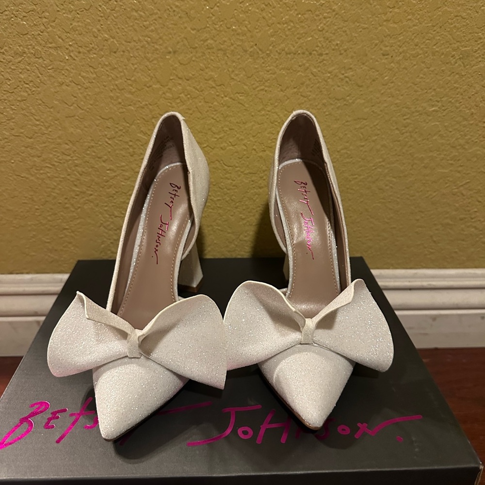 Betsey Johnson Ivory Glitter Pointed-Toe Bow Heels NWT - Picture 10 of 11
